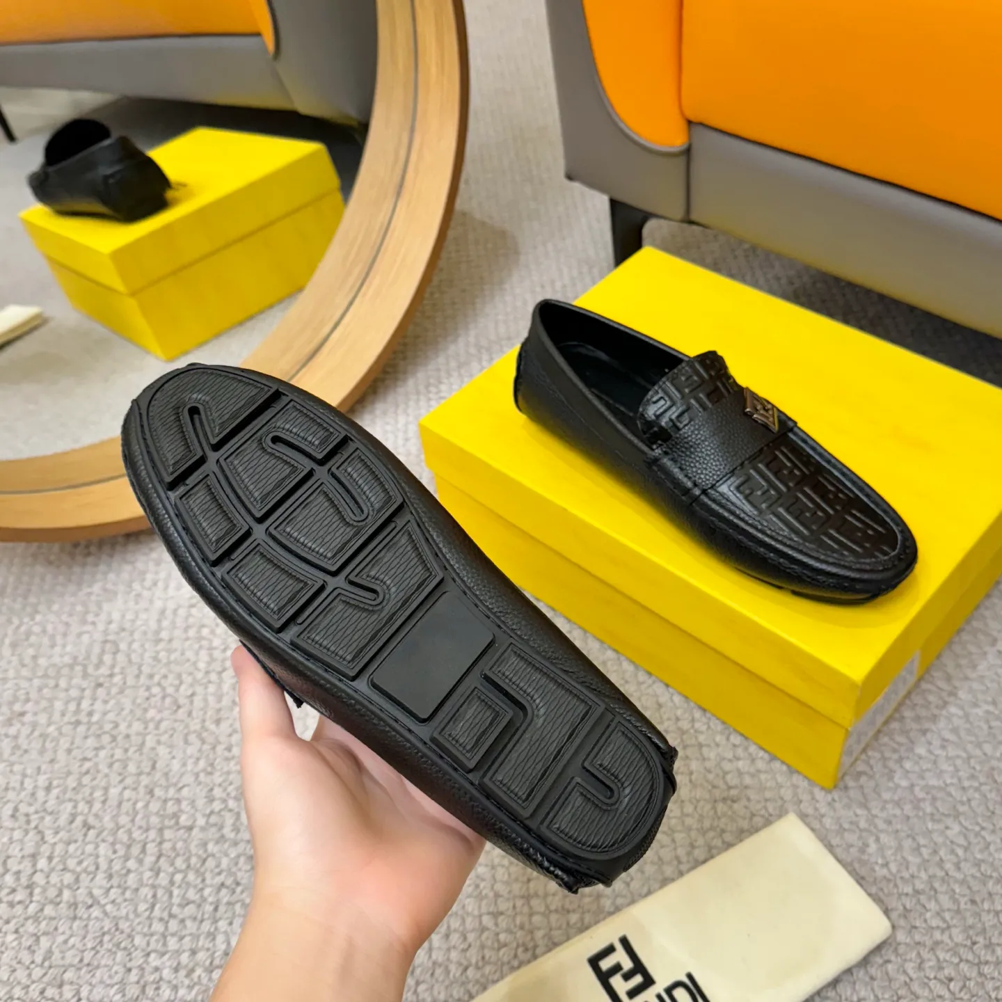 Men's shoes 💰420 [FENDI Fendi] 2⃣️0⃣️2⃣️5️⃣New Milan men's fashion lazy catwalk style ✅ fashionable casual beanie shoes, imported calfskin fabric, super smooth texture, sweat-absorbent and breathable, (sheepskin lining). Metal LOGO on the shoe body, Medusa avatar, irregular avatar, high-end craftsmanship logo✅ French Loft set foot design style 👟Low-key and elegant, great on-foot effect... Men's shoe size: 38-46 (4-12)